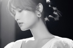 Rainie Yang's black and white photo blockbuster with light and shadow texture