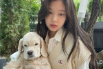 JENNIE白色背心假日造型