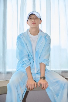 Han Geng handsome photo in blue casual outfit