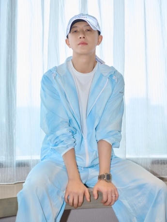 韩庚蓝色休闲穿搭帅气写真