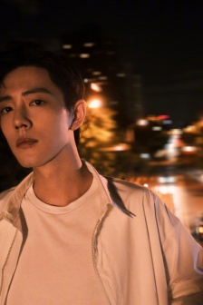 肖战天桥帅气夜景街拍写真图片