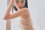 Song Zuer's charming and sexy photo in pink tube top dress