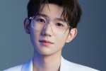 王源眼镜杀儒雅帅气写真