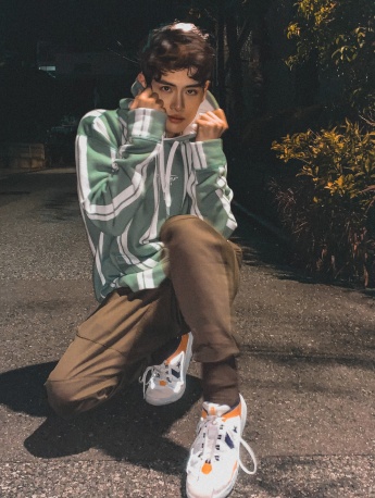 创造营2021力丸街拍图片写真