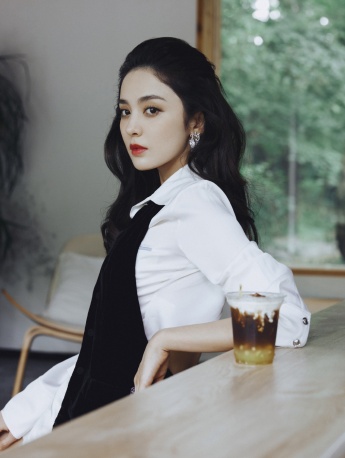 Photos of beauty Nazha’s intellectual temperament