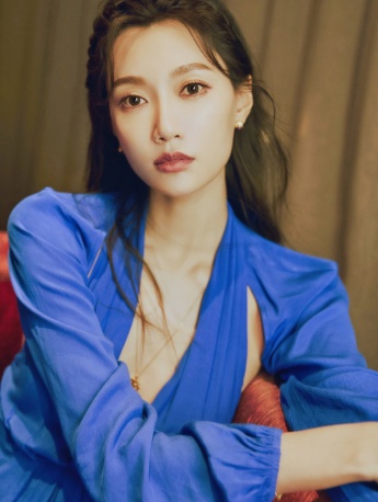 Li Siyu sexy photo in deep V blue dress