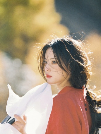 Yang Chaoyue's sexy photos in red dress and ancient style