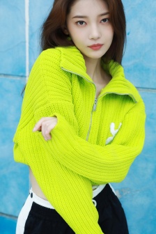 Tian Yitong full screen mobile wallpaper