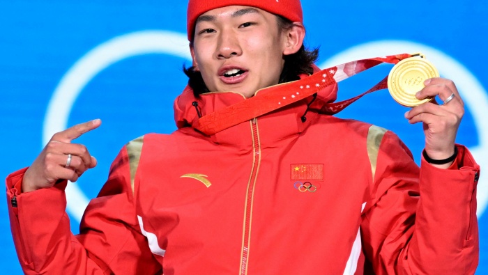 Su Yiming single board big platform awards ceremony computer wallpaper