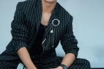Han Geng's casual and handsome photos in striped suit
