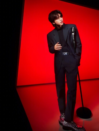 Cai Xukun's handsome photos with cool light and shadow