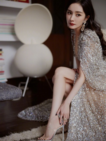 Sexy photo of Yang Mi in fantasy star streamer cape dress
