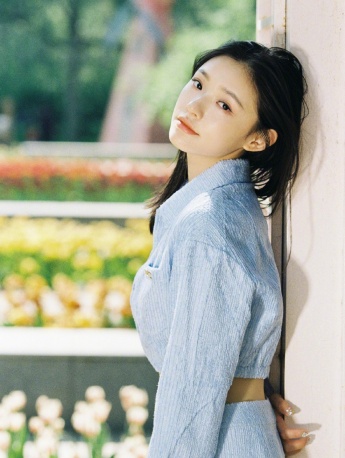 Lin Yun's sexy sexy photo in blue suit