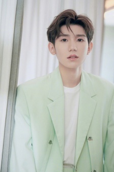 王源马卡龙绿西服帅气写真