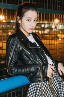 Dilireba street photo mobile wallpaper