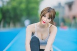 丰满运动美女撩人性感操场写真