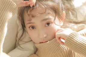 羊毛卷美女清新寫真桌麵壁紙