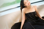 Zhang Xueying's sexy photo in black tube top dress
