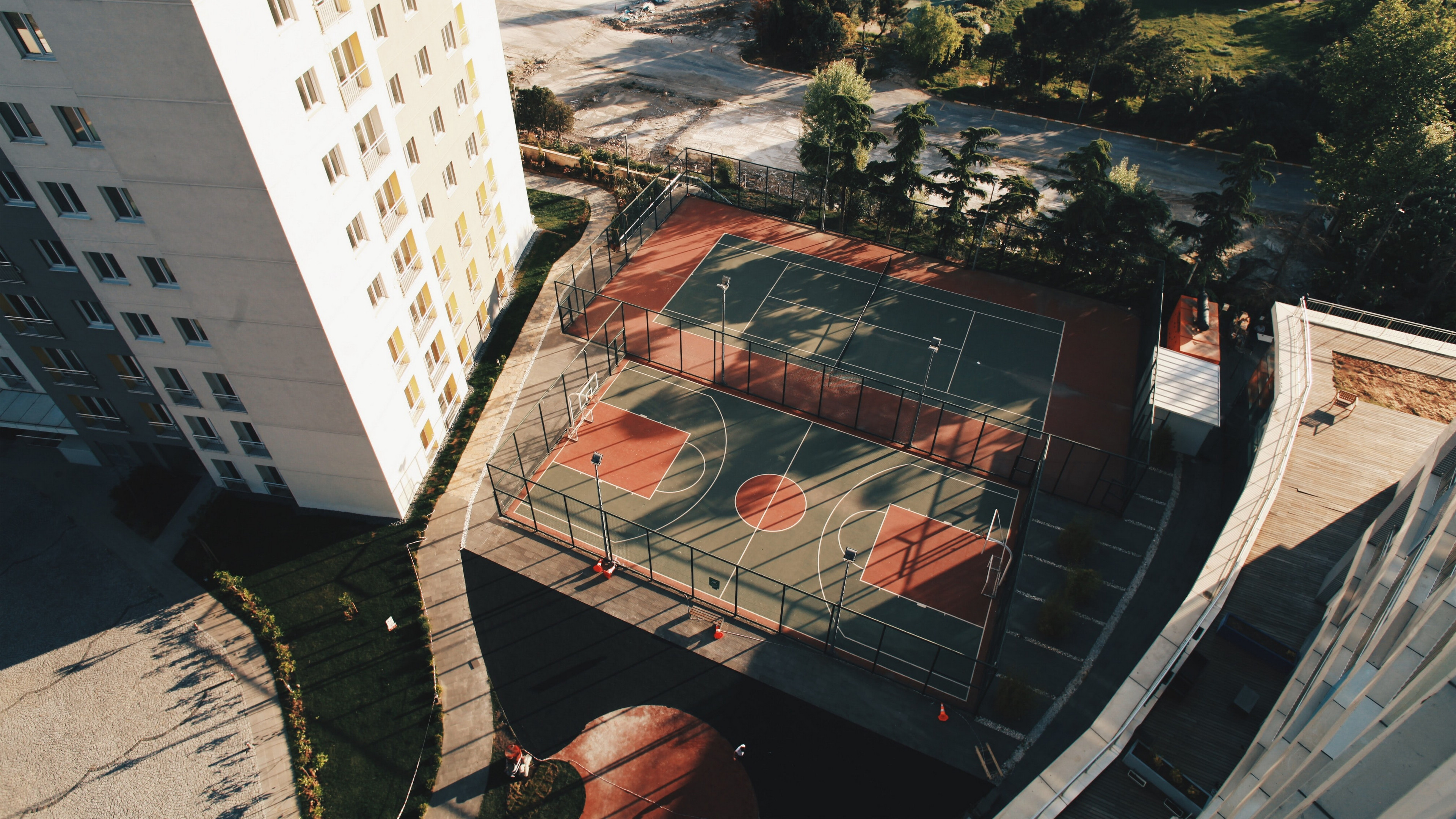 高清空旷的篮球场图片桌面壁纸