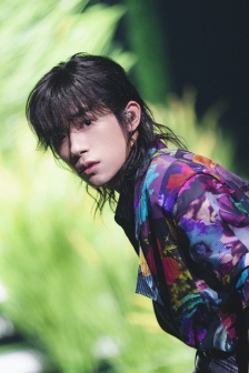 Yi Yangqianxi handsome photo pictures in printed shirt