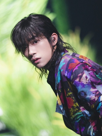 Yi Yangqianxi handsome photo pictures in printed shirt