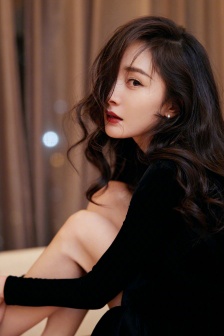 杨幂黑丝绒紧身裙性感写真