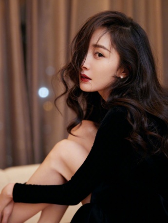 Yang Mi sexy photo in black velvet tight skirt
