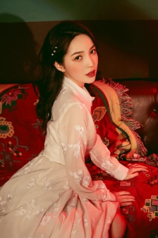 Internet celebrity beauty queen Zhong Yao’s retro-style aesthetic photos