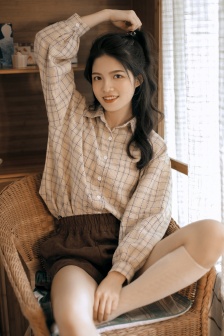 长腿超短裙美女私房复古写真