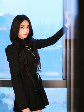 Jin Zihan fashion sexy photo in black suit