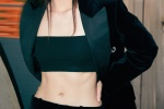 Song Yanfei's modern sexy photo in a tube top and waistless suit
