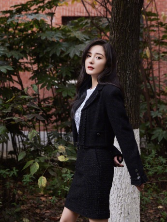 Beauty Yang Mi's elegant and sexy photo