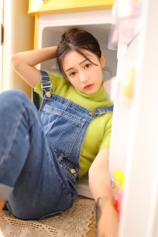 牛油果女孩休闲背带裤性感迷人写真