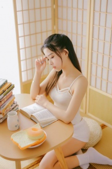 性感丰满美女吊带大长腿撩人写真