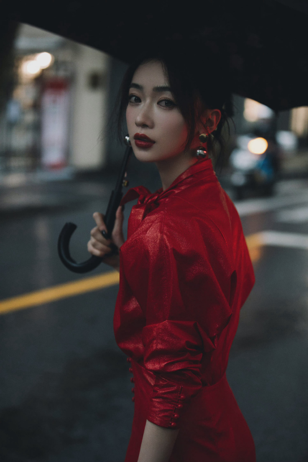 吴谨言街头复古红裙性感写真