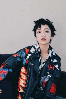 Singer Guo Caijie mobile wallpaper picture