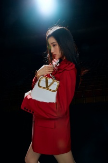 Guan Xiaotong's theater textured light and shadow sexy photo