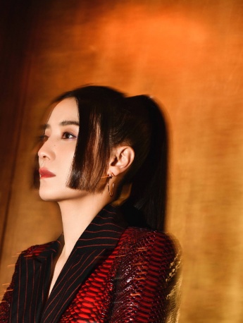 宋佳紅鱗條紋西裝時尚性感寫真