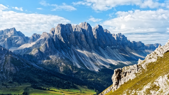 Distant mountain scenery picture desktop wallpaper