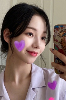 aespa Ryu Jimin taking photos in the mirror