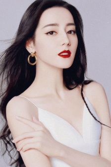 迪丽热巴深v吊带裙性感写真图片