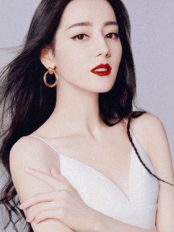 迪麗熱巴深v吊帶裙性感寫真圖片