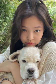 JENNIE white vest holiday look