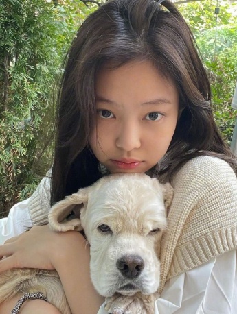 JENNIE白色背心假日造型