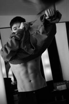 Zhang Yixing's black and white photo blockbuster