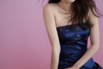 Zhang Xiaofei's charming and sexy photo in blue tube top dress