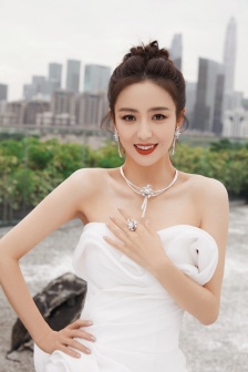 Tong Liya elegant and sexy photo in white tube top dress