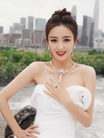 Tong Liya elegant and sexy photo in white tube top dress