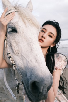 Song Zuer's elegant and sexy photos at the beach