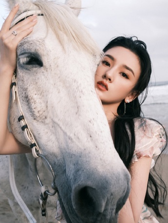 Song Zuer's elegant and sexy photos at the beach